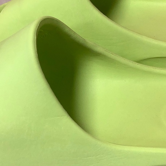 Yeezy Glow Green Slides - Picture 5 of 11